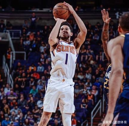 江苏队逆转76人，布克点燃赛场