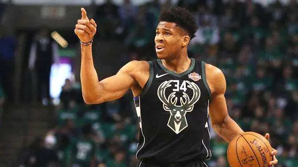 雄鹿力克尼克斯，周琦刷新纪录