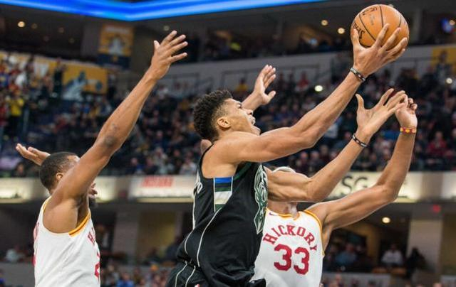 雄鹿力克尼克斯，周琦刷新纪录