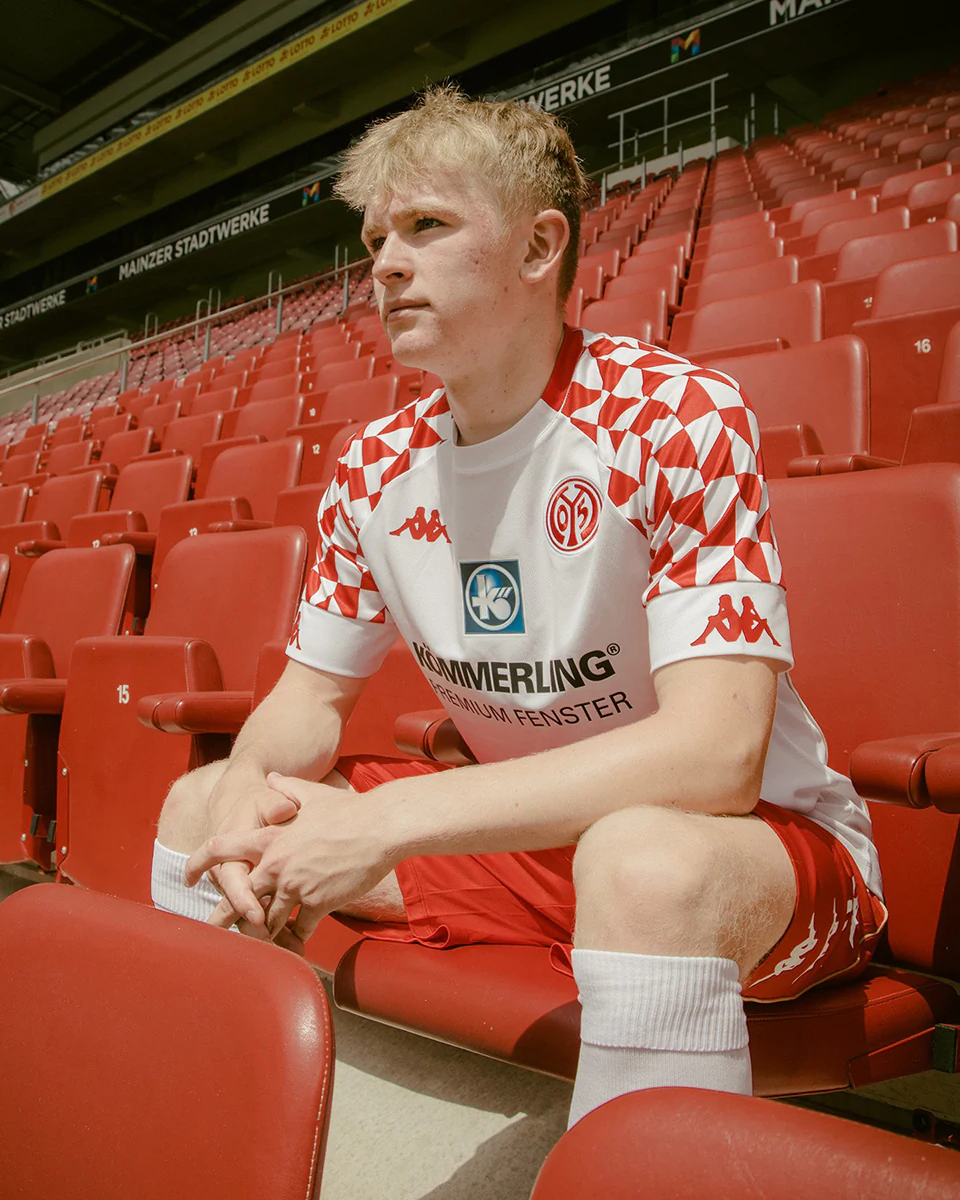 美因茨客场大胜神州，锁定附加赛资格