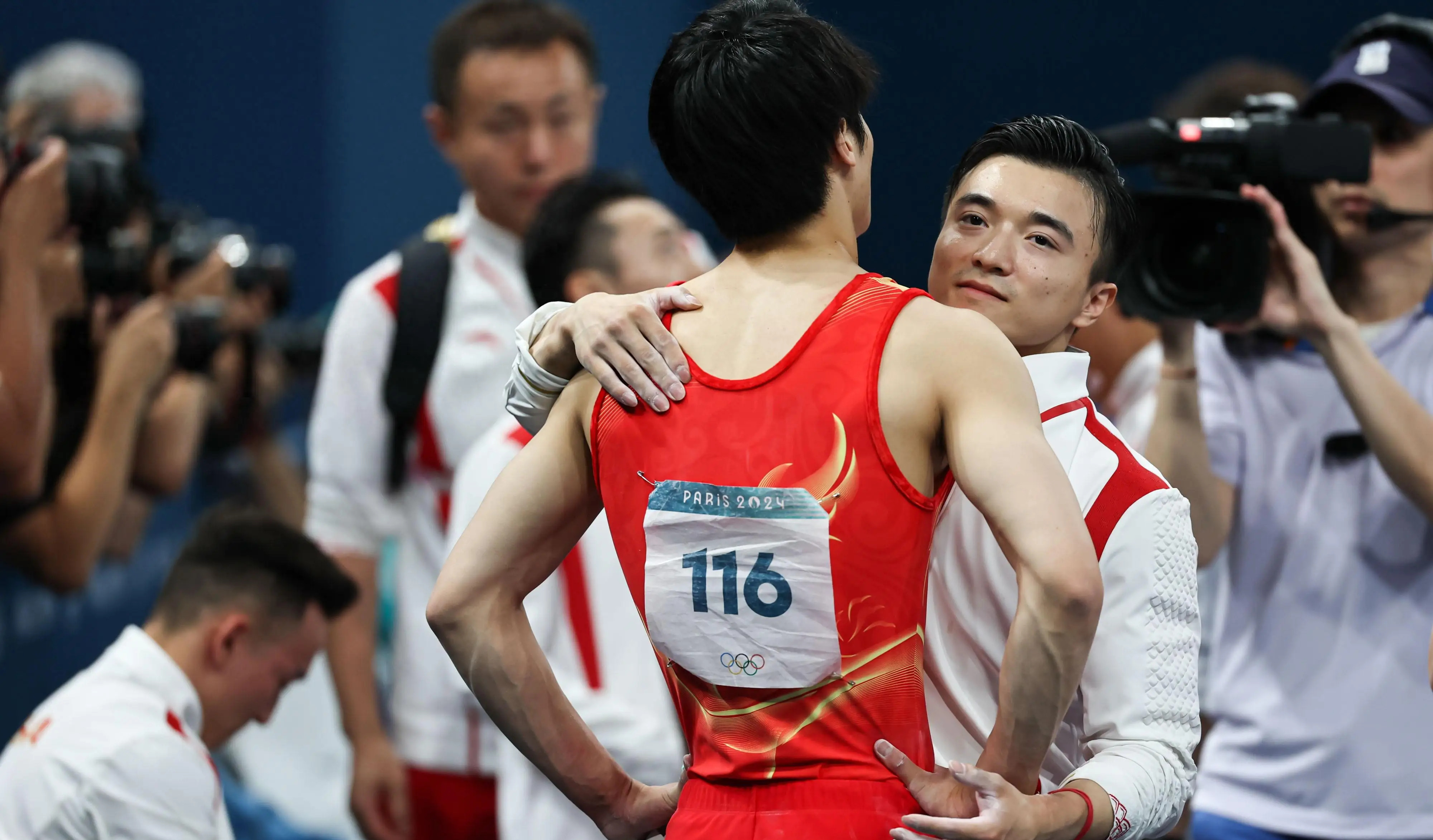 体操团体决斗中卓绝表现，中国队屹立不倒